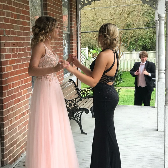 Evening gown Gorgeous black dress worn once. Black shiny beading to the floor. - Picture 3 of 17